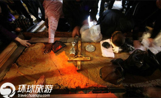 游客在摸涂油礼石。 游客在摸涂油礼石。