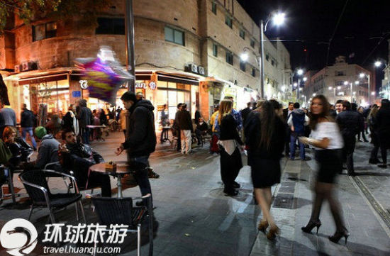 周六的晚上,咖啡厅和餐厅会开到很晚。 周六的晚上,咖啡厅和餐厅会开到很晚。
