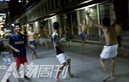 午夜,南街小巷里的青年 午夜,南街小巷里的青年