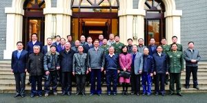 昨日,市领导薄熙来、黄奇帆等会见历任雷锋班班长及雷锋战友并合影。 重庆日报图 昨日,市领导薄熙来、黄奇帆等会见历任雷锋班班长及雷锋战友并合影。 重庆日报图