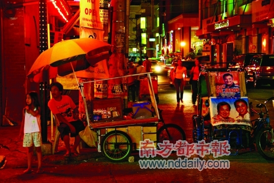 夜晚的街景,充满了市井气息。 夜晚的街景,充满了市井气息。