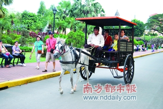 市中市里穿行的马车。 市中市里穿行的马车。