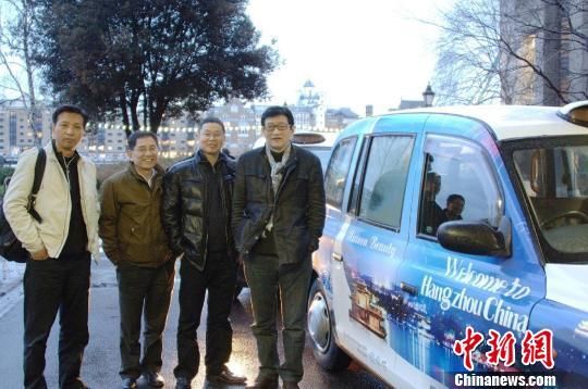 图为杭州书法家的现场挥笔3月5日,杭州旅游推广活动在伦敦举行。图为载有杭州旅游广告的伦敦出租车正式上街 图为杭州书法家的现场挥笔3月5日,杭州旅游推广活动在伦敦举行。图为载有杭州旅游广告的伦敦出租车正式上街
