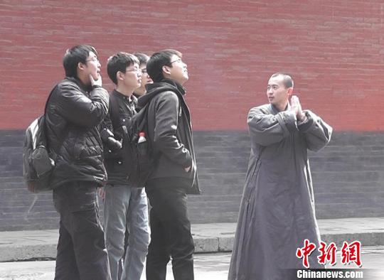 僧人为游客讲解 王帅 摄 僧人为游客讲解 王帅 摄