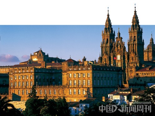 图说:黄昏时分的圣地亚哥大教堂。 图/西班牙旅游局 图说:黄昏时分的圣地亚哥大教堂。 图/西班牙旅游局