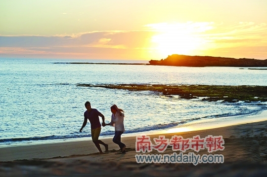 与爱人携手在南澳大利亚美丽的海滩欣赏无敌的落日美景。 与爱人携手在南澳大利亚美丽的海滩欣赏无敌的落日美景。