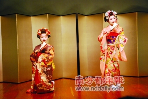 日本最传统的艺伎表演,让人想起了《艺伎回忆录》。她们唱的多为爱情歌曲及祝福之歌。 日本最传统的艺伎表演,让人想起了《艺伎回忆录》。她们唱的多为爱情歌曲及祝福之歌。