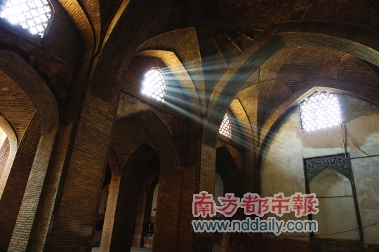 在伊斯法罕,阳光从清真寺的窗花里漏下来。 在伊斯法罕,阳光从清真寺的窗花里漏下来。