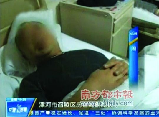 涉事记者在电视节目中,指打人者为漯河市召陵区房管局副局长牛豪。 涉事记者在电视节目中,指打人者为漯河市召陵区房管局副局长牛豪。
