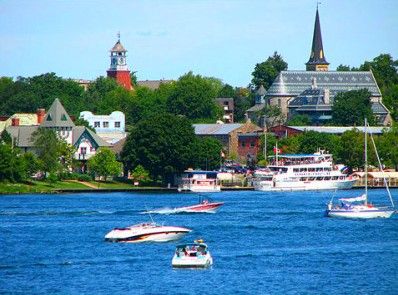 它位于安大略省东部地区,“Gananoque”意思是“在两条河上的城镇”,这两条河分别是“加纳诺克”河(Gananoque River)和圣劳伦斯河(St. Lawrence River)。圣劳伦斯河是世界著名的河,千岛群岛就散布在这条河上。加纳诺克小镇被称作千岛群岛的门户. 它位于安大略省东部地区,“Gananoque”意思是“在两条河上的城镇”,这两条河分别是“加纳诺克”河(Gananoque River)和圣劳伦斯河(St. Lawrence River)。圣劳伦斯河是世界著名的河,千岛群岛就散布在这条河上。加纳诺克小镇被称作千岛群岛的门户.