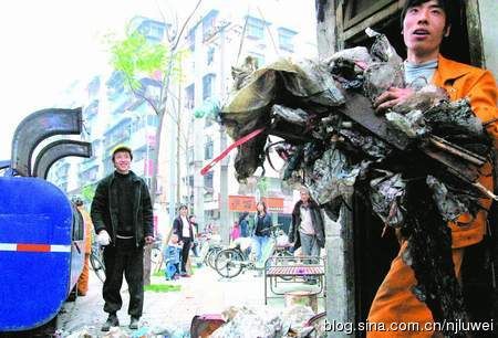 中国老太收藏垃圾10余年,屋内堆4吨。 中国老太收藏垃圾10余年,屋内堆4吨。