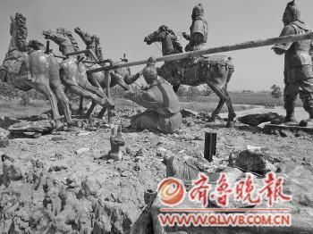 “始皇东巡”群雕中的马失前蹄、车夫坠地、始皇失踪。 “始皇东巡”群雕中的马失前蹄、车夫坠地、始皇失踪。