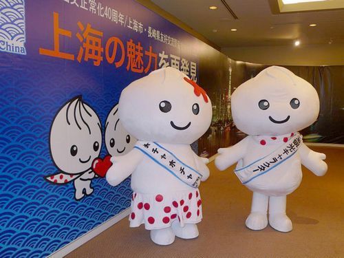 “旅游形象大使”小笼包玩偶“包包”(右)和女朋友“好吃”。 “旅游形象大使”小笼包玩偶“包包”(右)和女朋友“好吃”。