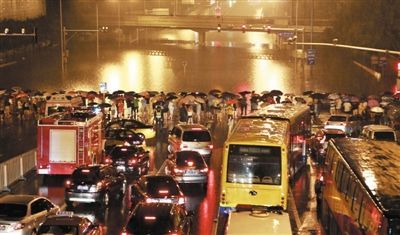 7月21日,一场特大暴雨袭京,广渠门桥附近,道路积水严重,路人和车辆都被拦在一片“汪洋”前。新京报记者 谢家燕 摄 7月21日,一场特大暴雨袭京,广渠门桥附近,道路积水严重,路人和车辆都被拦在一片“汪洋”前。新京报记者 谢家燕 摄