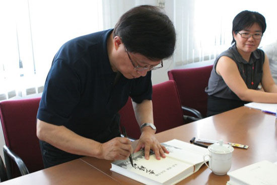 朱晓明院长为新教授们在《中欧国际工商学院1994-2009》一书上签名留念