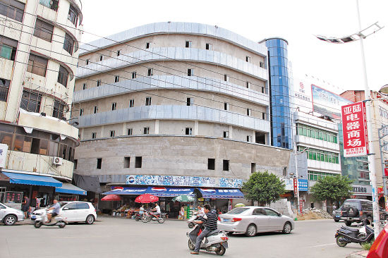 陆丰市陆城城市信用社大楼，现在成了水果档