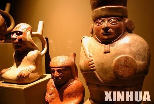 这是7月11日在秘鲁北部兰巴耶克省首府奇克拉约市的“西潘王”博物馆拍摄的展品——“西潘王”墓出土的陶土人物。该博物馆收藏有距今1700余年古秘鲁莫奇卡人首领“西潘王”的遗骨及其大量墓葬品，展现出莫奇卡人高超的冶炼和制陶技艺。“西潘王”墓的发掘被认为是20世纪最重要的考古发现之一，对研究美洲历史、文化、经济活动、宗教习俗等均有重大意义。新华社记者周确摄