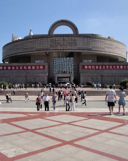 上博新馆于1993年8月在人民广场开工,1996年10月12日建成。 上博新馆于1993年8月在人民广场开工,1996年10月12日建成。