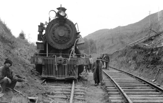 这是1938年拍摄的被日本飞机炸坏的粤汉铁路黎洞站北路轨和204号机车,其侧为刚修好的便道。 (新华社 陈其英/图) 这是1938年拍摄的被日本飞机炸坏的粤汉铁路黎洞站北路轨和204号机车,其侧为刚修好的便道。 (新华社 陈其英/图)