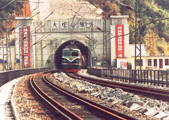1988年,京广铁路的衡(湖南衡阳)广(广东广州)段复线完工,复线工程全部建成。 (新华社/图) 1988年,京广铁路的衡(湖南衡阳)广(广东广州)段复线完工,复线工程全部建成。 (新华社/图)