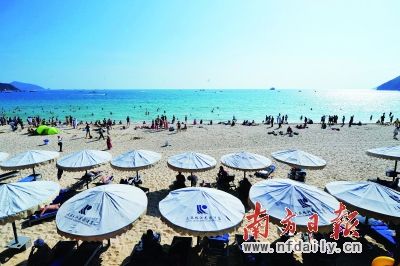 元旦期间,游客在三亚海边游玩。 元旦期间,游客在三亚海边游玩。