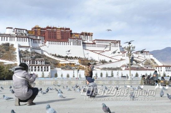 游客在布宫广场拍照留念。 记者 石光 摄 游客在布宫广场拍照留念。 记者 石光 摄