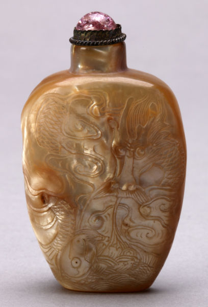 图9 清螺钿鼻烟壶