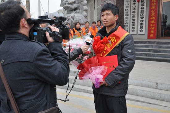 孟建文接受记者采访 孟建文接受记者采访