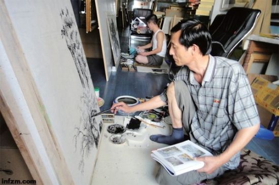 朝鲜一级画家白润旭在“朝鲜画家中国创作基地”现场创作。韩国是朝鲜艺术作品的买家，中国则成了朝鲜艺术流向韩国的“中转地”。 (受访者供图)