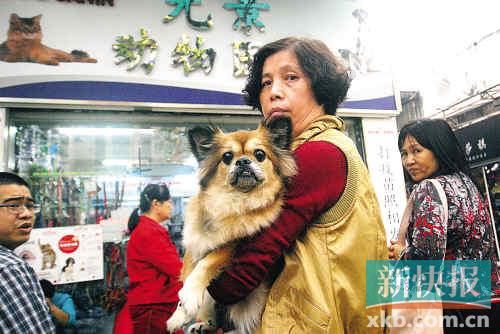 　　■一名市民抱着小狗在宠物医院外等候。