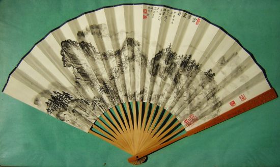 图4 吴雨苍《云蒸霞蔚》扇