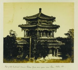 清漪园内昙花阁。昙花阁是清漪园万寿山东麓的一座阁楼，结构复杂，工艺精美，平面呈六角星形，不幸罹难于1860年的大火，后在原址重建了另一座阁楼，名景福阁。这是清漪园被毁之前仅有的四张照片之一。