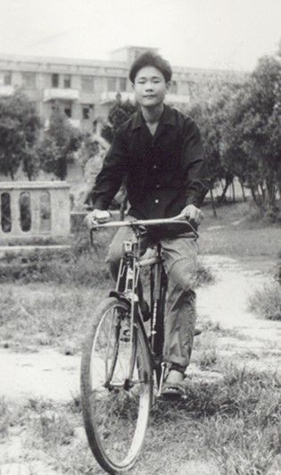 揭秘大佬<em>童年</em>:<em>马云</em>儿时爱打架 李彦宏迷恋戏曲