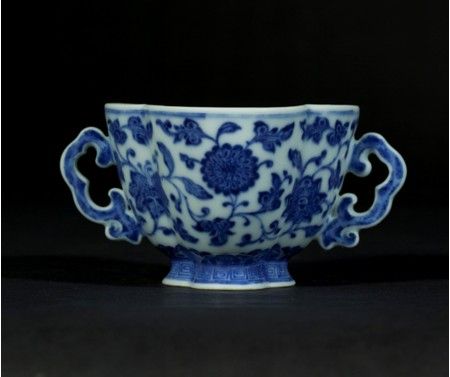 清乾隆 青花缠枝莲葵口双耳杯