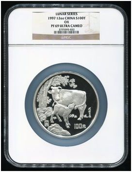 1997年丁丑牛年生肖12盎司银币一枚(发行量:500枚、带证书、NGC PF69) 1997年丁丑牛年生肖12盎司银币一枚(发行量:500枚、带证书、NGC PF69)