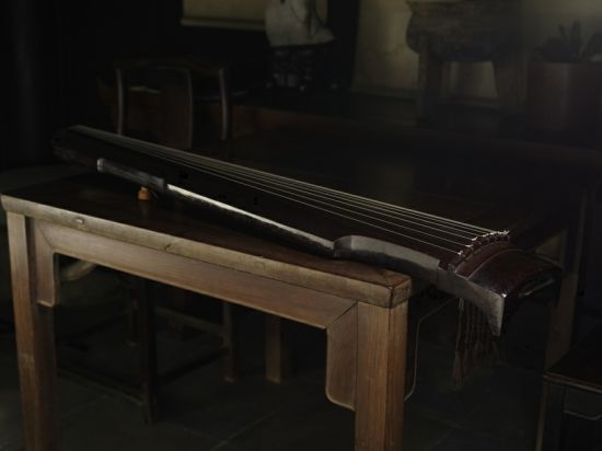 2013西泠春拍 明·王福厂旧藏仲尼式古琴 琴长:129cm 额宽:19.5cm 肩宽:21.5cm 尾宽:15cm 来源:王福厂后人提供。 2013西泠春拍 明·王福厂旧藏仲尼式古琴 琴长:129cm 额宽:19.5cm 肩宽:21.5cm 尾宽:15cm 来源:王福厂后人提供。