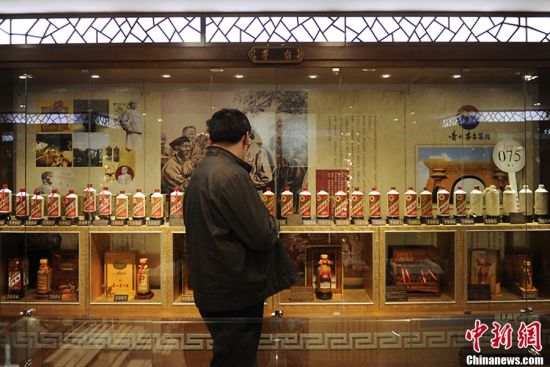 图为市民在参观宁凤莲收藏的白酒。张瑶 摄 图为市民在参观宁凤莲收藏的白酒。张瑶 摄