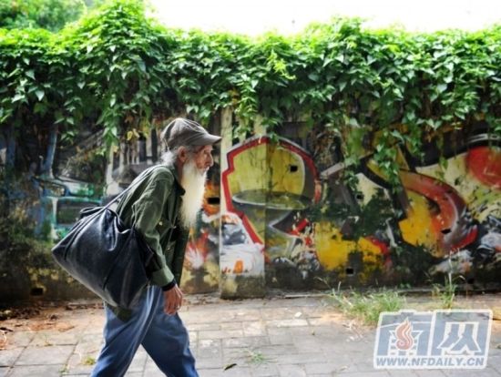 看到很多美院老师留着胡子和长发,老李也开始有样学样地留起须发。“搞艺术的不都是这样嘛,咱也赶一回时髦。” 看到很多美院老师留着胡子和长发,老李也开始有样学样地留起须发。“搞艺术的不都是这样嘛,咱也赶一回时髦。”