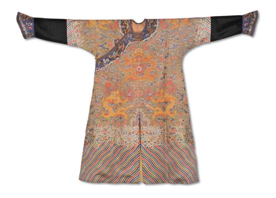清中期 明黄缎绣万字绵地十二章金龙纹吉服袍 清中期 明黄缎绣万字绵地十二章金龙纹吉服袍