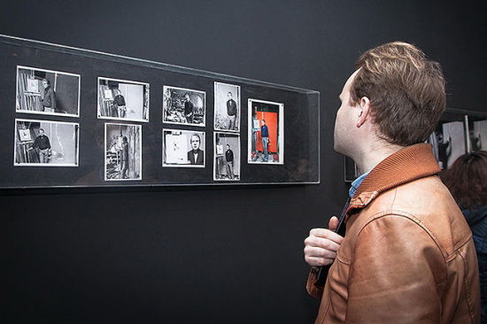 培根的照片与影像，绝大多数是贝瑞·焦尔在“马厩”中拍摄的，其中组图《培根的绘画过程》(摄于 1982 年 6 月)是世界范围内首次完整展示。