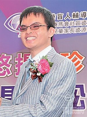 郭炳联长子郭颢澧患有眼疾,出入须以手杖辅助,但无损他勤力工作,负责