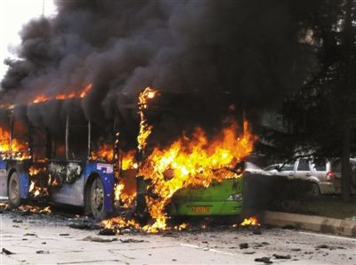 昨日12时许，一辆公交车在贵阳市金阳南路野鸭小学门口突然起火燃烧，车内6名乘客葬身火海。新华社发