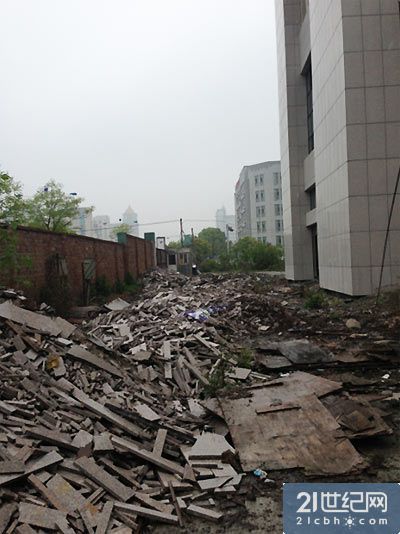 (立德房产写字楼项目围墙内满是建筑垃圾。21世纪网 都进摄影。)