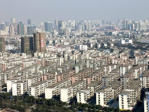 尽管中国的房地产市场衰退，房地产仍是富人最受欢迎的投资。