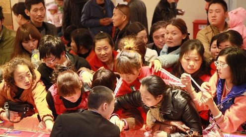 中国大妈疯狂抢金令世界惊讶。