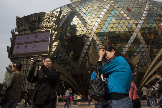 博彩旅游业吸引而来的大量游客，令澳门民生受到的影响事实上更甚于香港，仅从2012年到2013年，澳门道路车辆行驶密度就增加了40%，的士都争着去赌场接客，公交拥挤，严重堵车。(路透社图片)