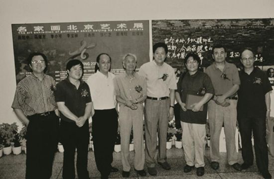 2001年,由吴冠中老师带队在“名家画北京艺术展”上李宝林、李小可、吴冠中、赵准旺、马海方、张仁芝等画家合影 2001年,由吴冠中老师带队在“名家画北京艺术展”上李宝林、李小可、吴冠中、赵准旺、马海方、张仁芝等画家合影