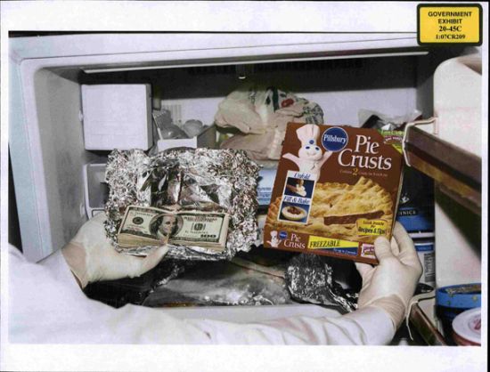 　　​FBI从杰佛森家中搜出被铝箔纸包起来藏到冷冻容器里的1万美元贿金。