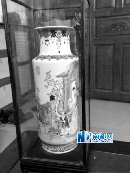 民国粉彩人物故事灯笼瓶。 民国粉彩人物故事灯笼瓶。