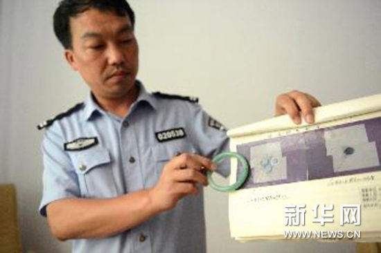 8月20日，贵州省台江县警方向记者展示扣押物品，与2001年警方拍摄的原始卷宗照片作对比。